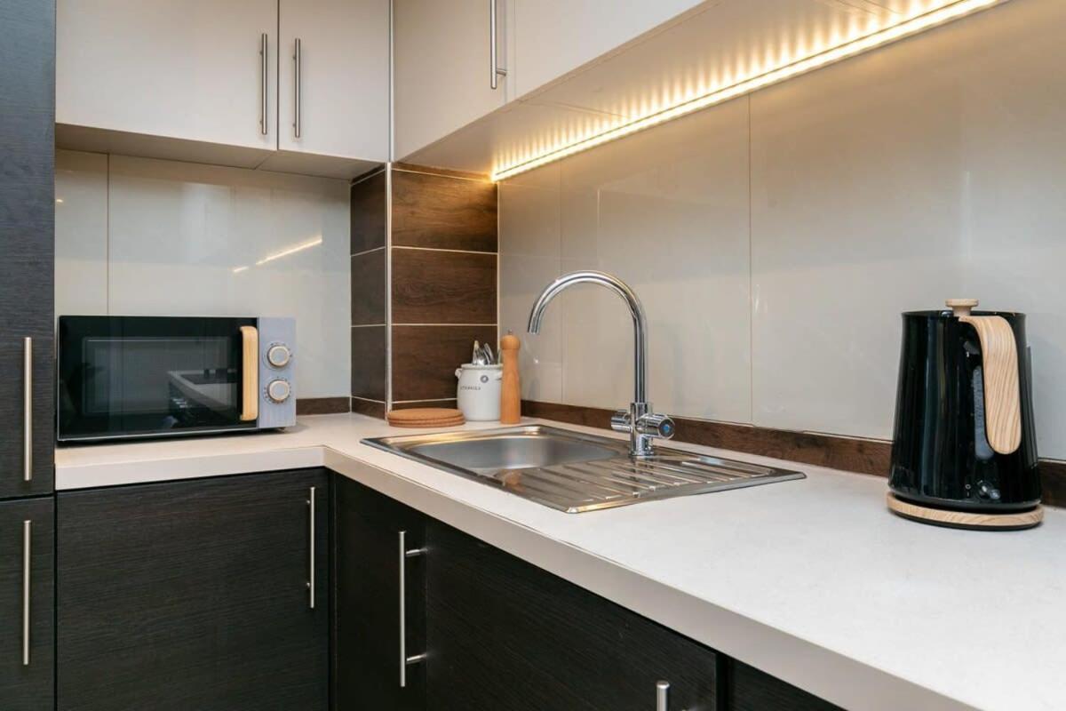 Modern 1 Bedroom Apartment In Woking Town Centre Екстер'єр фото