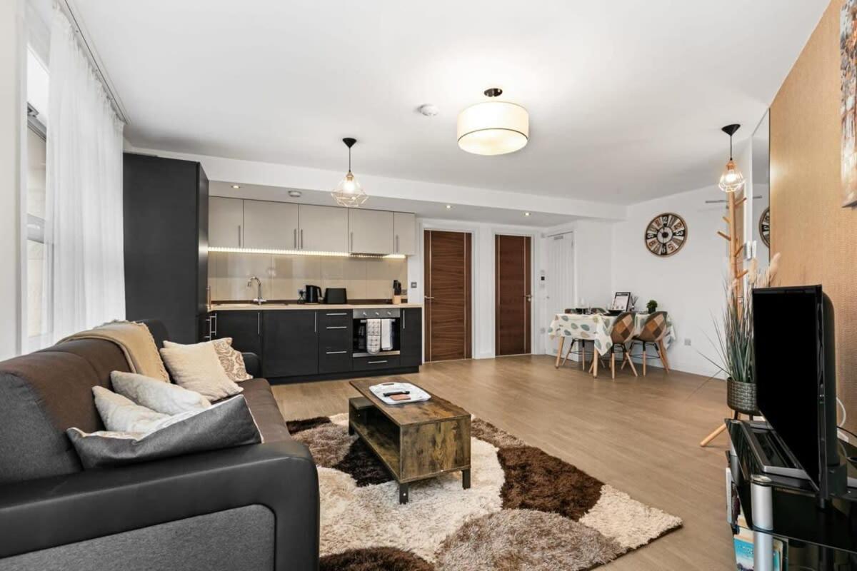 Modern 1 Bedroom Apartment In Woking Town Centre Екстер'єр фото