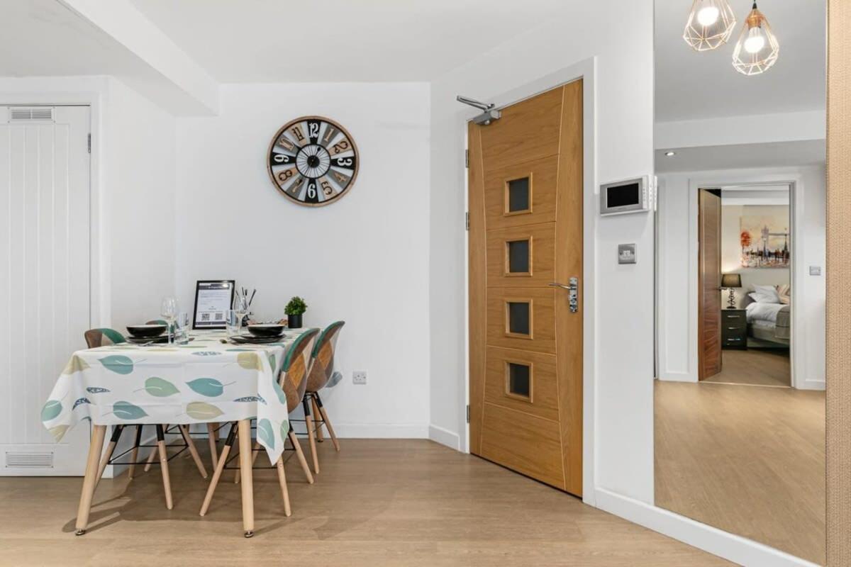 Modern 1 Bedroom Apartment In Woking Town Centre Екстер'єр фото